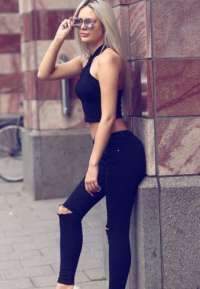 Erdemli Escort Kız: Zarafet ve Tutku Seninle